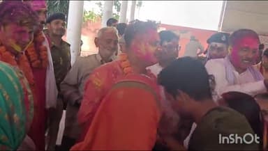 लखीसराय: डीएम ने अशोक धाम मंदिर में आम लोगों को गुलाल लगाकर दिया संदेश