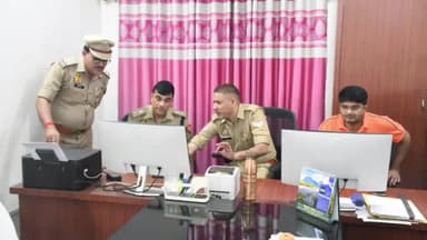 रामपुर: पुलिस कंट्रोल रूम में पुलिस अधीक्षक विद्यासागर मिश्र ने पुलिस ड्यूटी ऐप का किया निरीक्षण, अफसरों को दिए जरूरी निर्देश