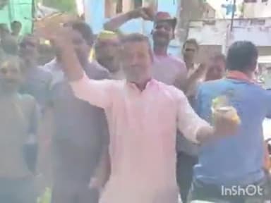 कराहल: कराहल कस्बे में धूमधाम से मनाई गई होली, पालीवाल चौक पर लोग नाचते रहे