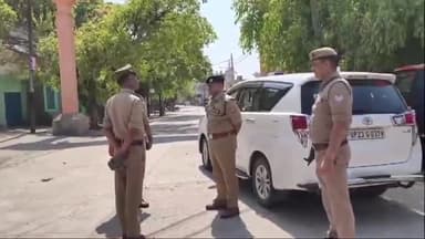 अमरोहा: अमरोहा में होली के त्यौहार पर सुरक्षा व्यवस्था और कानून व्यवस्था का जायजा लेने निकले एसपी, मच गया हड़कंप