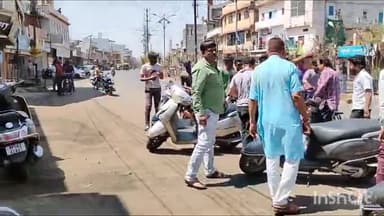 गुना नगर: हनुमान चौराहे पर चलती बाइक से गिरा युवक, लोग दौड़े मदद के लिए, वीडियो हुआ वायरल