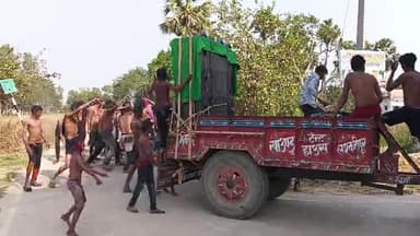 पंचायत कटेया लश्करीपुर बड़े हर्षोल्लास के साथ होली का रंग लगाकर थिरकते ग्रामीण