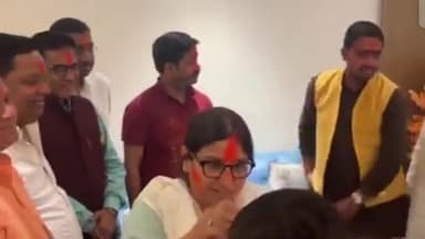 प्रयागराज: बहादुरगंज आवास पर औद्योगिक विकास मंत्री नंद गोपाल गुप्ता नंदी ने क्षेत्र से आए लोगों से मुलाकात कर होली पर्व की बधाई दी