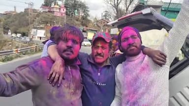 शिमला ग्रामीण: तारा देवी में स्थानीय दुकानदारों ने शुक्रवार को 6:00 बजे तक मनाई होली