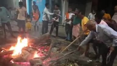 बिहार: महल पर नागा बाबा मोड़ के पास विधि-विधान से होलिका दहन किया गया