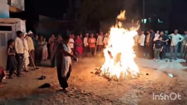 પાલનપુર: ગઢ ખાતે હોલિકા દહન કરાયું, હોળી પ્રગટાવ્યા બાદ વરસનો વર્તારો જોવામાં આવ્યો