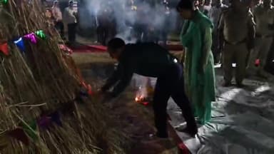 बस्ती: पुलिस लाइन में पुलिस अधीक्षक ने पूजा अर्चना कर किया होलिका दहन