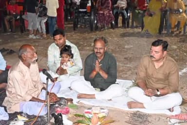 कर्वी: पुलिस अधीक्षक चित्रकूट ने पुलिस लाइन में किया होलिका दहन