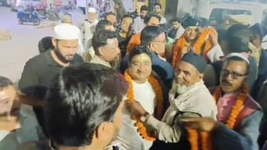 कसिया: कसया में गंगा जमुनी तहजीब का नज़ारा, एक दूसरे सम्प्रदाय के लोगों ने माला पहनाकर दी होली और रमजान की बधाई