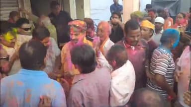 लाडपुरा: लोकसभा अध्यक्ष ओम बिरला ने कोटा में अपने पैतृक आवास कैथूनीपोल में लोगों के साथ खेली होली, दी शुभकामनाएं