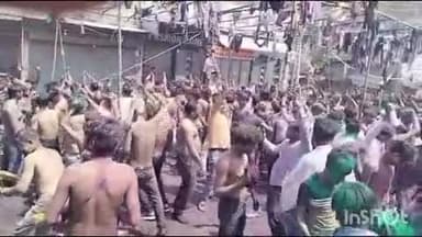 रायबरेली: घंटाघर चौराहे सहित अन्य जगहों पर कड़ी सुरक्षा व्यवस्था के बीच युवाओं ने खेली कपड़ा फाड़ होली, ड्रोन कैमरे से रखी गई नजर