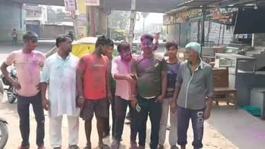 तमकुही राज: तमकुहीराज में प्रवासी मिष्ठान कारीगरों के साथ लोगों ने मनाई होली, दिया घर जैसा प्यार और उपहार