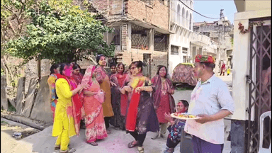 भदोही: भदोही शहर में धूमधाम से मनाई गई होली, महिलाओं ने किया डांस, ज्ञानपुर में खेली गई कपड़ा फाड़ होली