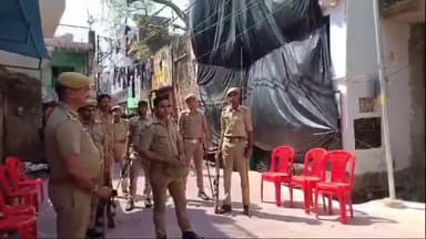 अमरोहा: अमरोहा शहर में संवेदनशील इलाके की मस्जिद को तिरपाल से ढका गया, मस्जिद के बाहर भारी पुलिस फोर्स मौजूद