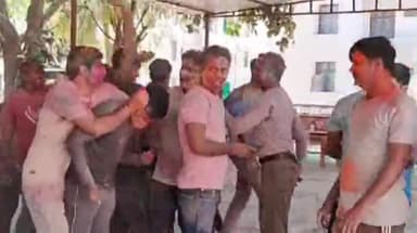 टीकमगढ़: पुलिस लाइन में आयोजित होली मिलन समारोह में पुलिस अधिकारियों और कर्मचारियों ने खेली होली, SP भी रहे मौजूद