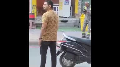 झांसी: आर्य कन्या डिग्री कॉलेज के पास कॉफी बाइट की दुकान में लगी आग, दुकान में रखा सामान जलकर हुआ राख