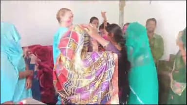 झांसी: मथुरापुरा गांव में जल सहेलियों के साथ जर्मनी की मारिया ने मनाई होली, साड़ी पहनकर गांव की महिलाओं संग किया डांस