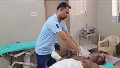 बांसवाड़ा: दशहरा गामड़ी गांव में मछली मारने गए व्यक्ति के हाथ में फूटा बारूदी बम, घायल को एमजी अस्पताल में कराया गया भर्ती