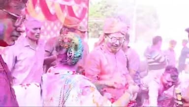 बदायूं: रिजर्व पुलिस लाइन में DM और SSP ने गुलाल व फूलों से होली खेली, पुलिसकर्मियों ने डीजे पर जमकर डांस किया