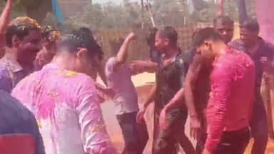 प्रयागराज: रिजर्व पुलिस लाइन परिसर में पुलिस आयुक्त सहित अन्य अधिकारियों ने पुलिसकर्मियों के साथ जमकर खेली रंगों की होली