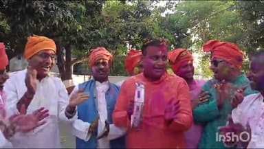 लखीसराय: डीएम आवास के पास विश्व हिंदू परिषद के कार्यकर्ताओं ने डीएम के साथ होली खेली