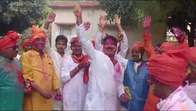 लखीसराय: विश्व हिंदू परिषद और बजरंग दल के कार्यकर्ताओं ने एसपी को होली का गुलाल लगाया