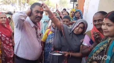 गुना नगर: हनुमान चौराहे पर सिविल सोसाइटी ने मनाई नेकी की भाई दूज, महिलाओं को साड़ियाँ भेंट कीं, रक्षा का संकल्प लिया