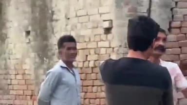 रामपुर: मोमिनपुर गांव में चार लोगों ने मामूली बात को लेकर एक व्यक्ति को लाठी, डंडों, धारदार हथियार और बंदूक की बट से पीटा