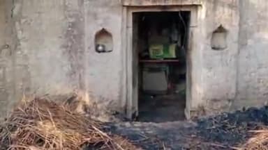 सिराथू: मोहम्मदपुर अस्वा में दिव्यांग दंपति और तीन बच्चों पर हुआ हमला, सोते परिवार के घर में लगाई गई आग, भागकर बची जान