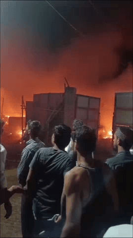 मेरठ: लोहिया नगर क्षेत्र में स्क्रैप गोदाम में लगी भीषण आग, ई-रिक्शा सहित लाखों रुपए का सामान जलकर हुआ नष्ट
