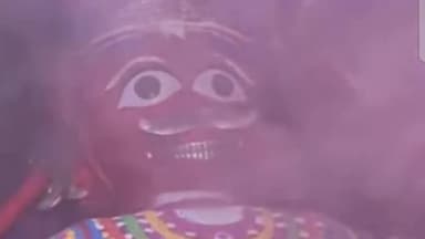 प्रयागराज: होली पर लेटे बड़े हनुमान मंदिर में रंगों से किया गया हनुमान जी का भव्य श्रृंगार