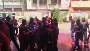 मिर्ज़ापुर: होली का पर्व और जुम्मे की नमाज सकुशल संपन्न करने के बाद जनपद की पुलिस ने जमकर खेली होली