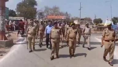 कालपी: कालपी नगर में एसपी डॉ. दुर्गेश कुमार ने भारी पुलिस बल के साथ किया पैदल मार्च, सुरक्षा व्यवस्था का लिया जायजा