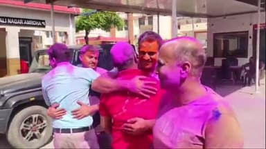 अमरोहा: अमरोहा में होली का त्यौहार शांतिपूर्ण तरीके से मनाने के बाद जिलेभर में पुलिसकर्मियों ने खेली होली, एक-दूसरे को दी बधाई