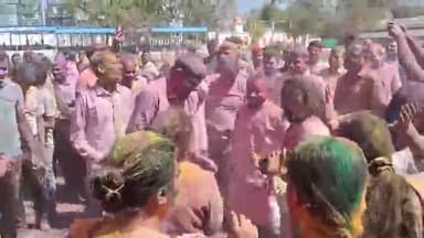 झांसी: पुलिस लाइन में खेली गई होली, कमिश्नर, डीआईजी और सिपाही सभी एक रंग में रंगे