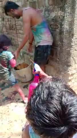 #@#बिहार में छोटी बच्ची ने बड़े के साथ पंगा ले ली होली में@#@