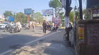 झांसी: इलाईट चौराहे पर अचानक अनियंत्रित होकर गिरी बाइक, युवक और महिला को आई चोट