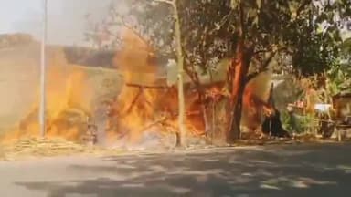 बस्ती: बनकटी नगर पंचायत के संत रविदास नगर वार्ड में रिहायशी छप्पर में अज्ञात कारणों से लगी आग