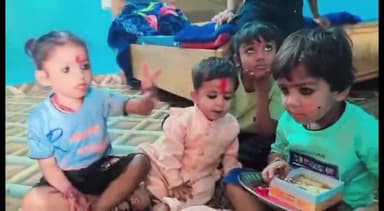 देवेंद्रनगर: देवेंद्रनगर में हर्षोल्लास के साथ मना भाई दूज, बहनों ने भाइयों को तिलक लगाकर मिठाई खिलाई