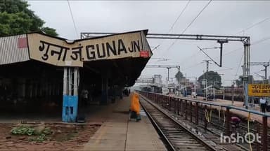 गुना नगर: गुना रेलवे स्टेशन को मिला आईएसओ प्रमाणपत्र, अमृत भारत स्टेशन योजना के निर्माण कार्य से यात्री परेशान