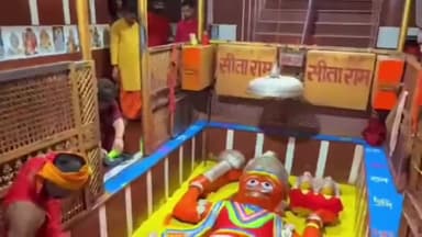 प्रयागराज: होली पर्व के भव्य समापन पर बड़े हनुमान मंदिर में फूलों और रंगों से किया गया श्रृंगार, की गई पूजा-अर्चना