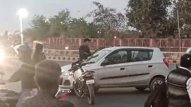 प्रयागराज: लेप्रोसी चौराहा के पास नए पुल पर कार और बाइक में हुई टक्कर, बाइक और कार सवार के बीच जमकर नोक-झोंक