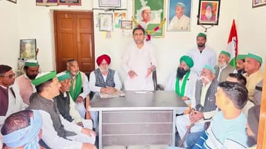 रामपुर: सिविल लाइन क्षेत्र स्थित भाकियू टिकैत के कार्यालय पर आयोजित पंचायत में गेहूं की फसल को आग से बचाने के टिप्स दिए गए