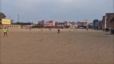 बिहिया: बिहिया खेल मैदान पर आयोजित फुटबॉल मैच में बुजुर्ग ने यंग को हराया