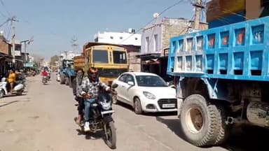 रामगंजमण्डी: चेचट में पेयजल की समस्या से परेशान महिलाओं ने किया प्रदर्शन, सड़क पर लगाया जाम, पुलिस ने की समझाइश