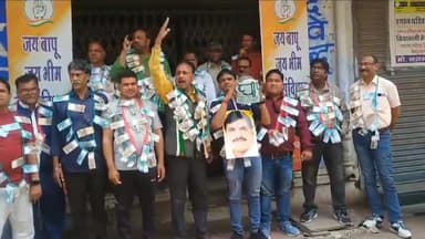 इंदौर में कांग्रेसियों ने किया अनोखा प्रदर्शन,नोट की माला गले में लटका कर जताया विरोध