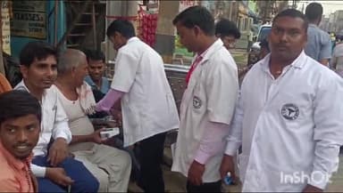 लखीसराय: शहर के नया बाजार में स्वास्थ्य कर्मियों ने उच्च रक्तचाप और मधुमेह की जाँच की