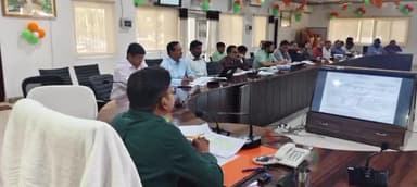 कर्वी: डीएम की अध्यक्षता में सीएम डैशबोर्ड के माध्यम से विकास प्राथमिकता कार्यक्रमों की समीक्षा बैठक कलेक्ट्रेट में संपन्न