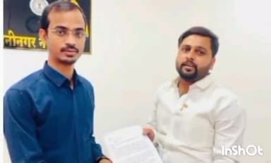 मेदिनीनगर (डालटनगंज): मेदिनीनगर में पेयजल संकट को लेकर युवा भाजपा नेता ने सहायक नगर आयुक्त को ज्ञापन सौंपा