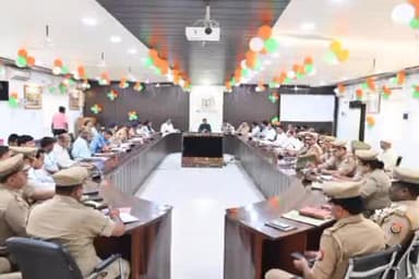 कर्वी: डीएम की अध्यक्षता में कलेक्ट्रेट सभागार में कानून व्यवस्था, अभियोजन व महिला अपराधों की समीक्षा बैठक हुई संपन्न